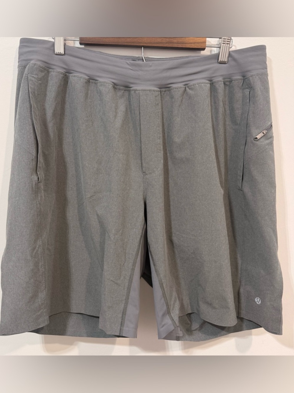 lululemon athletica Men’s Gray Athletic Shorts Active Workout Zip Pocket Size XL